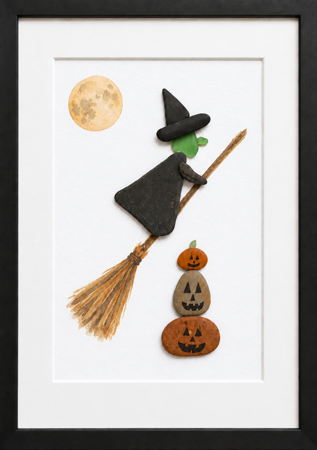 Kieselsteinbild Hexe auf Besen mit drei Kürbis-Kieselsteinen – Halloween-Deko, handgemachtes Steinbild