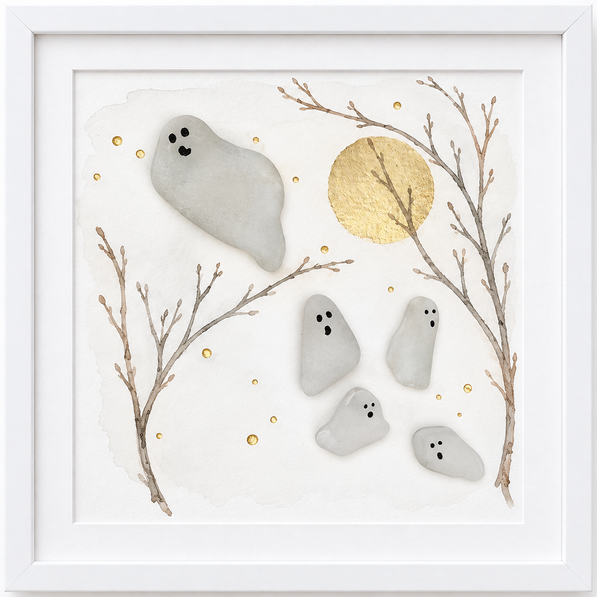 Kieselsteinbild Geisterfamilie zwischen Ästen mit goldenem Mond – dezente Halloween-Deko, handgemachtes Steinbild