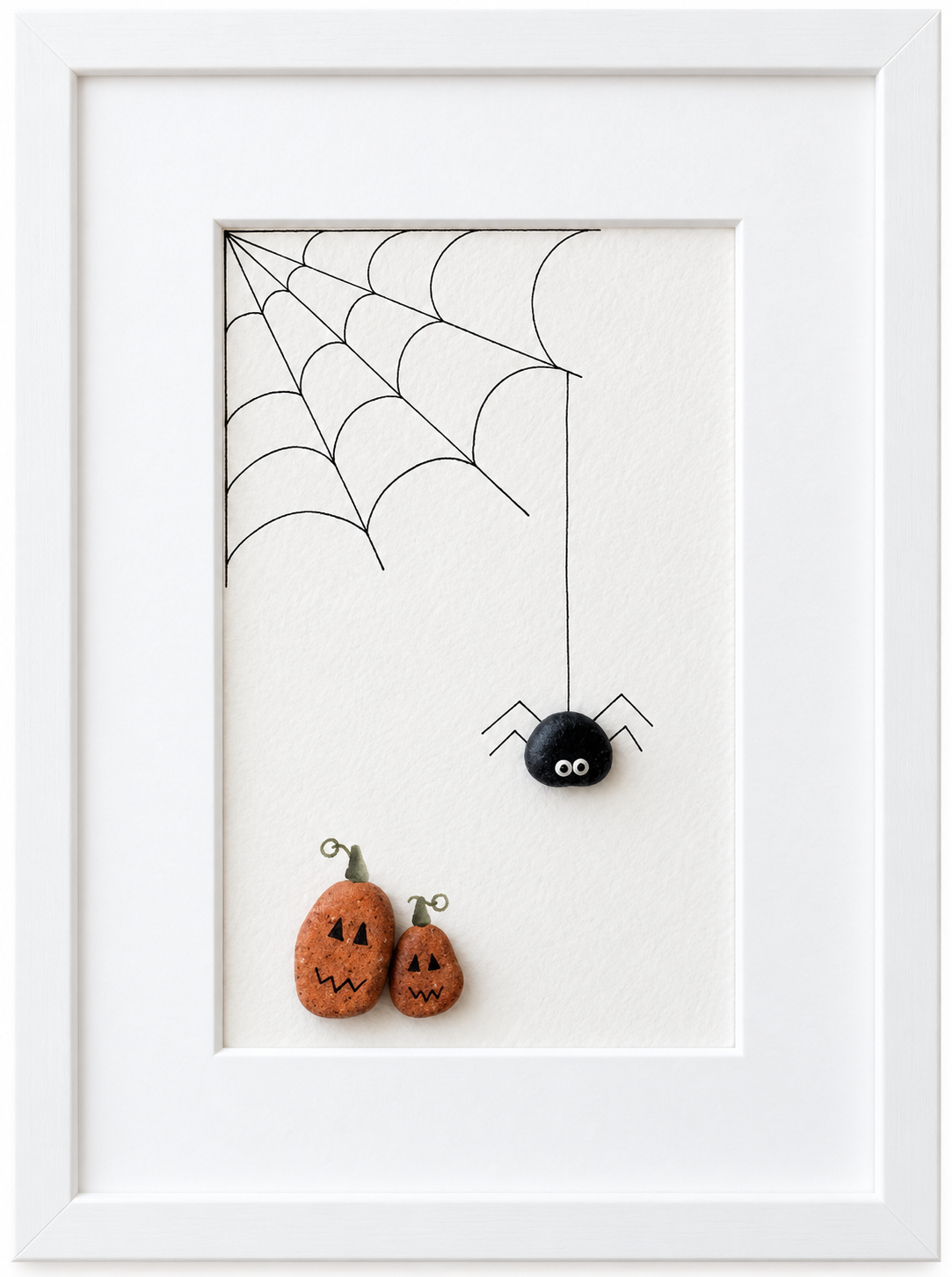Kieselsteinbild Spinne am Netz mit zwei Kürbissen – minimalistische Halloween-Deko, handgemachtes Steinbild