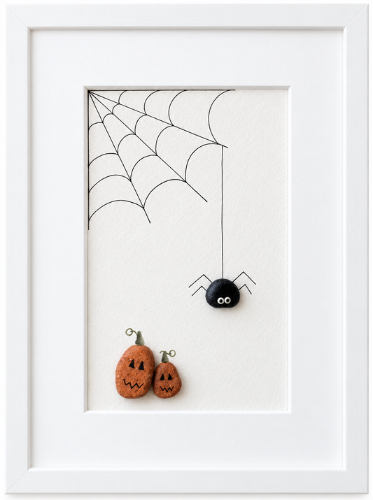 Kieselsteinbild Spinne am Netz mit zwei Kürbissen – minimalistische Halloween-Deko, handgemachtes Steinbild
