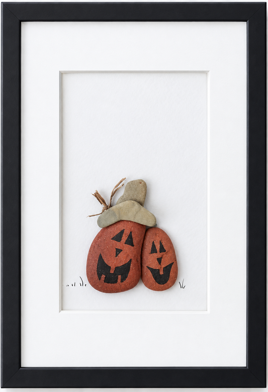 Kieselsteinbild zwei Kürbisse mit gemeinsamem Hexenhut – Halloween-Deko, handgemachtes Steinbild