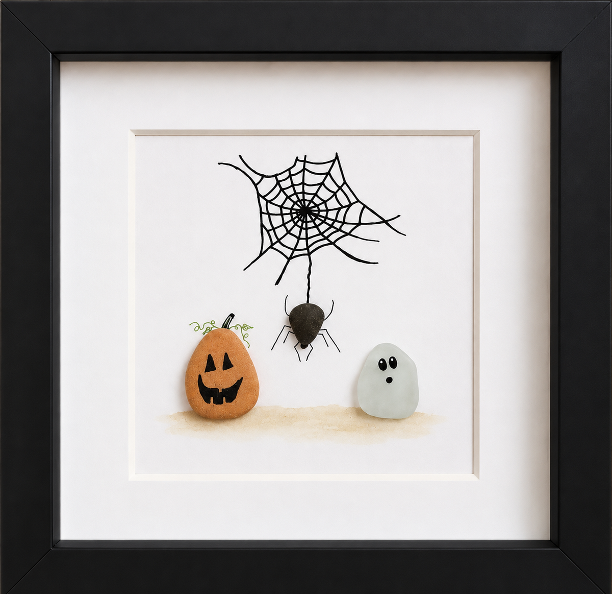 Kieselsteinbild Spinne, Kürbis und Gespenst – verspielte Halloween-Deko, handgemachtes Steinbild