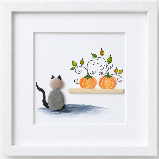 Kieselsteinbild Katze betrachtet Kürbisregal – Herbst- und Halloween-Deko, handgemachtes Steinbild