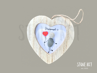 Einzigartiges Geschenk aus Naturmaterialien – Steinbild mit liebevoller Botschaft im herzförmigen Holzrahmen