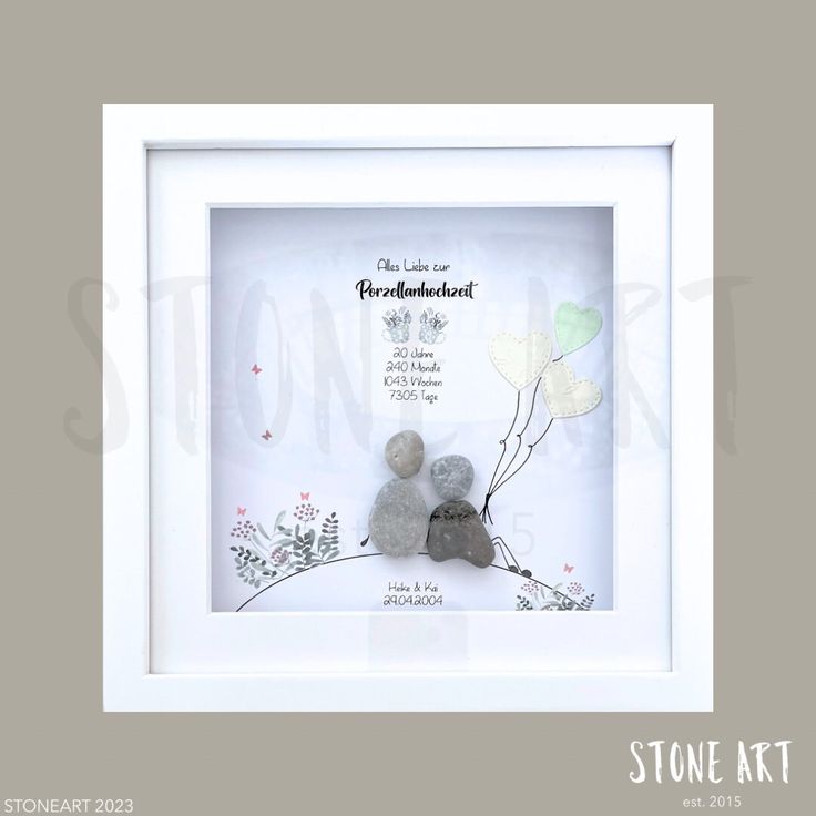 Handgefertigtes Steinbild zur Porzellanhochzeit: Ein 20x20 cm großes Unikat aus Holz, Kraftpapier und Stein, liebevoll gestaltet für das 20-jährige Ehejubiläum. Ideal als persönliches Geschenk zur Feier der Porzellanhochzeit.