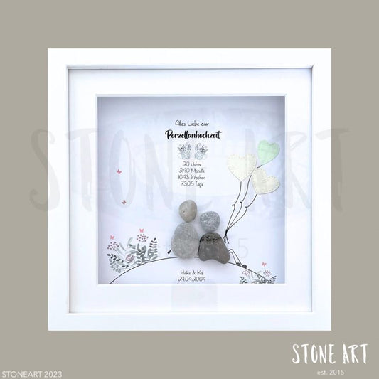 Handgefertigtes Steinbild zur Porzellanhochzeit: Ein 20x20 cm großes Unikat aus Holz, Kraftpapier und Stein, liebevoll gestaltet für das 20-jährige Ehejubiläum. Ideal als persönliches Geschenk zur Feier der Porzellanhochzeit.