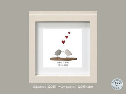 Personalisiertes Hochzeitsbild mit zwei Vögeln aus Steinen, roten Herzen und Namen mit Datum – ideales Geschenk zur Hochzeit oder Verlobung