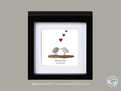 Personalisiertes Hochzeitsbild mit zwei Vögeln aus Steinen, roten Herzen und Namen mit Datum – ideales Geschenk zur Hochzeit oder Verlobung