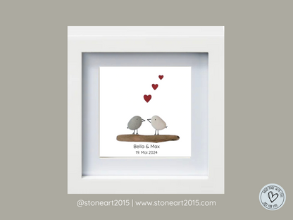 Personalisiertes Hochzeitsbild mit zwei Vögeln aus Steinen, roten Herzen und Namen mit Datum – ideales Geschenk zur Hochzeit oder Verlobung