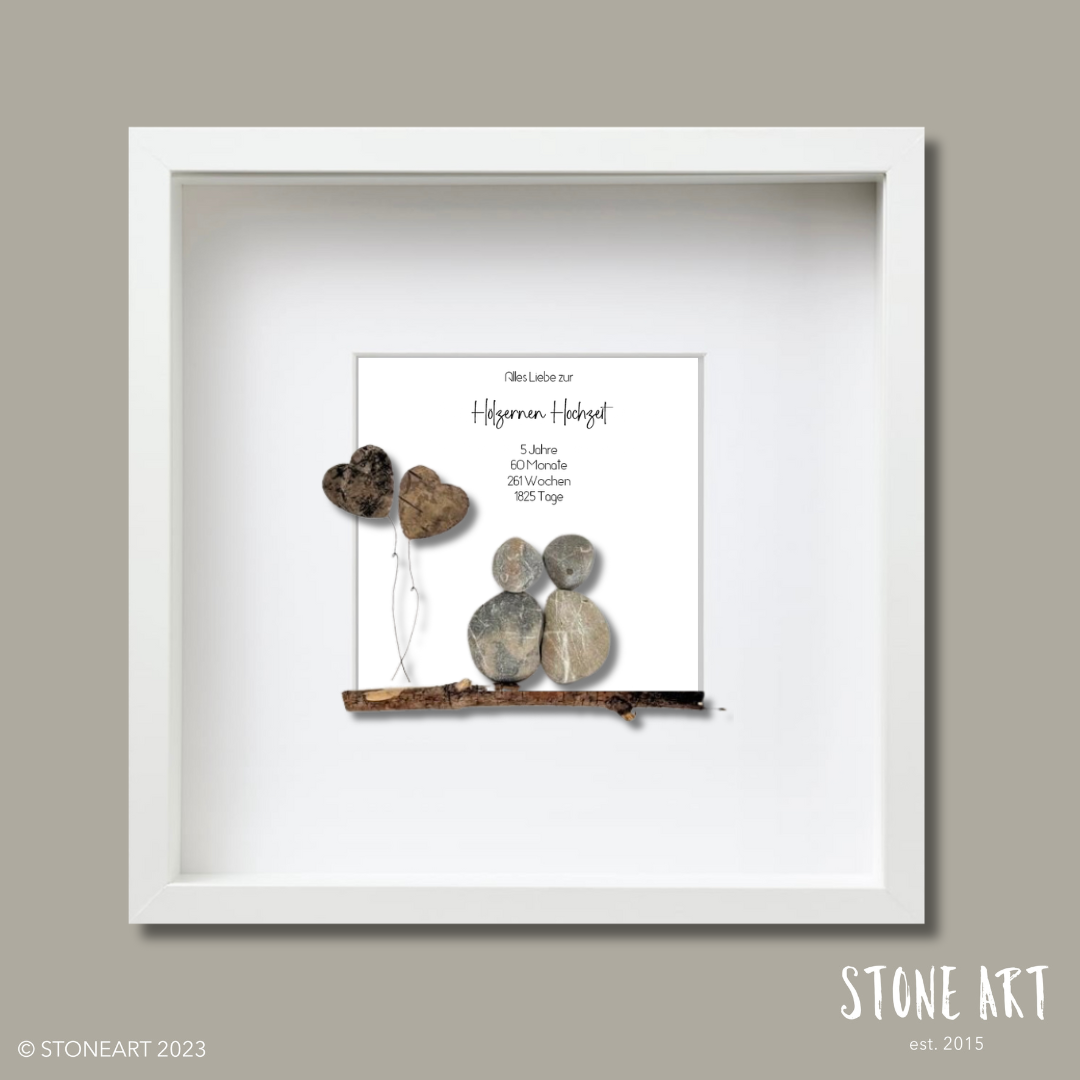 Handgemachtes Steinbild mit Kieselstein-Brautpaar und Schriftzug „Alles Liebe zur Hölzernen Hochzeit“, optional mit passender Glückwunschkarte.