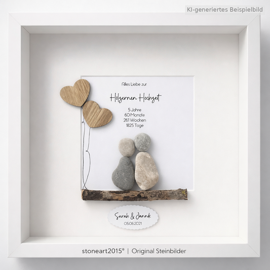 Kieselsteinbild Hölzerne Hochzeit Paar mit Holzherzen – Geschenk zum 5. oder 10. Hochzeitstag, handgemachtes Steinbild