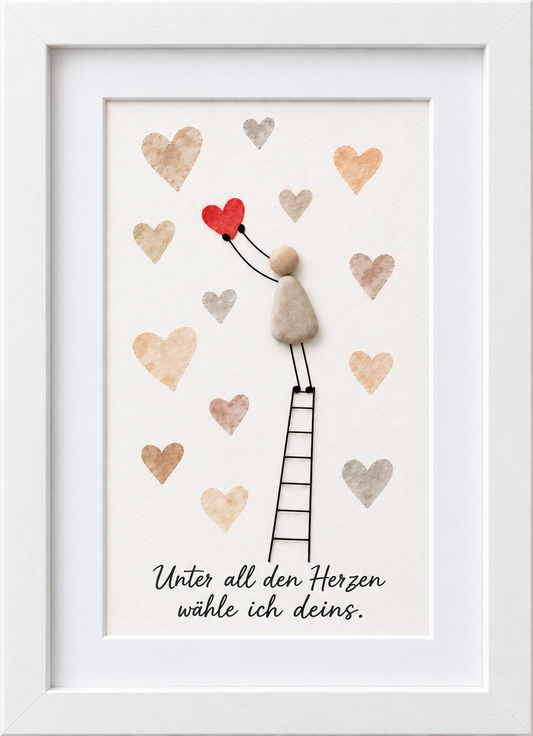 Kieselsteinbild Steinfigur auf Leiter, die nach einem roten Herz zwischen vielen Herzen greift „Unter all den Herzen wähle ich deins.“ – romantisches Geschenk, handgemachtes Steinbild