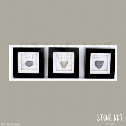 HOCH49-3er Set Steinbilder Lebe Liebe Lache mit kieselstein in Herzform.
Handgemachte Steinbilder mit Spruch Lebe Liebe Lache – Geschenk & Wanddeko mit positiver Botschaft
