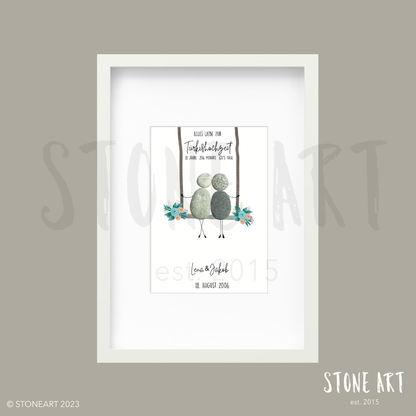 Steinbild Türkishochzeit mit Paar auf Schaukel – handgemachtes Geschenk zum 18. Hochzeitstag aus Naturkieseln