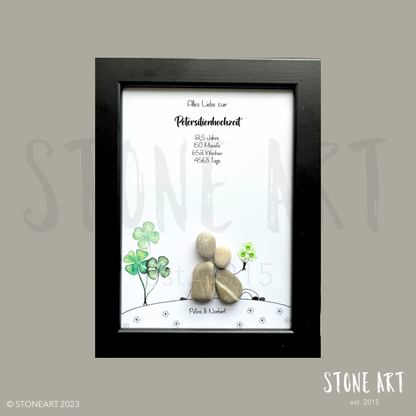 Handgemachtes Steinbild mit Kieselstein-Brautpaar und Schriftzug „Alles Liebe zur Petersilienhochzeit“, optional mit passender Glückwunschkarte.