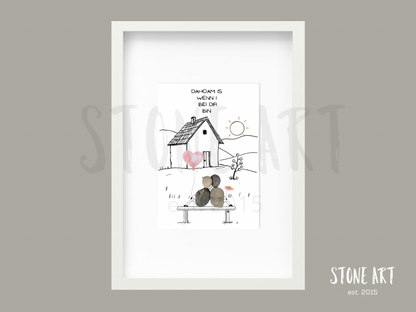 Handgemachtes Steinbild mit Naturmaterialien, Aufschrift auf Bairisch: Dahoam is, wenn i bei dir bin – persönliches Geschenk zur Hauseinweihung oder zum Einzug