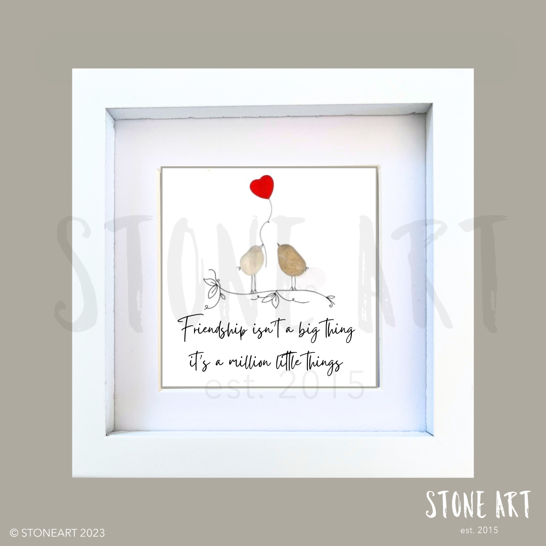 Handgefertigtes Steinbild mit Spruch 'Friendship isn’t a big thing' im weißen Rahmen