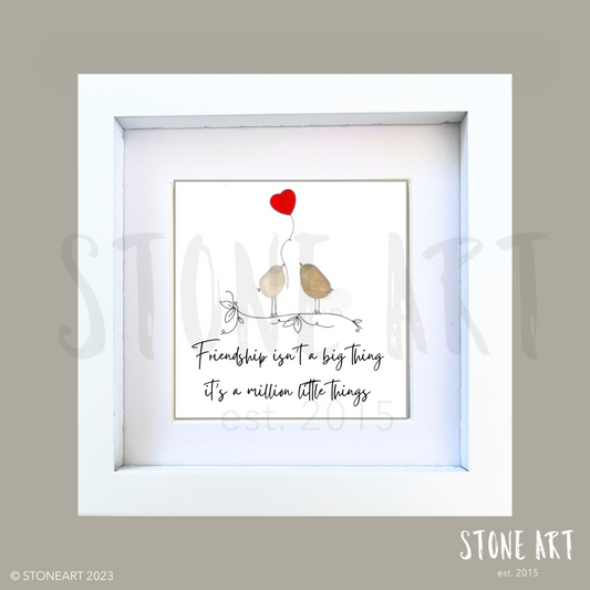 Handgefertigtes Steinbild mit Spruch 'Friendship isn’t a big thing' im weißen Rahmen