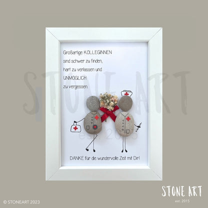 Handgefertigtes Steinbild mit Spruch „Großartige Kolleginnen sind schwer zu finden“ und Pflege-Motiv – liebevolles Geschenk für Krankenschwestern.