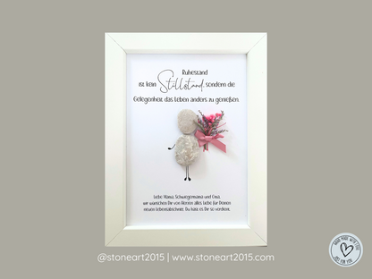 Handgefertigtes Steinbild mit Blumenstrauß und dem Spruch „Ruhestand ist kein Stillstand“ – liebevolles Abschiedsgeschenk zum Rentenbeginn.