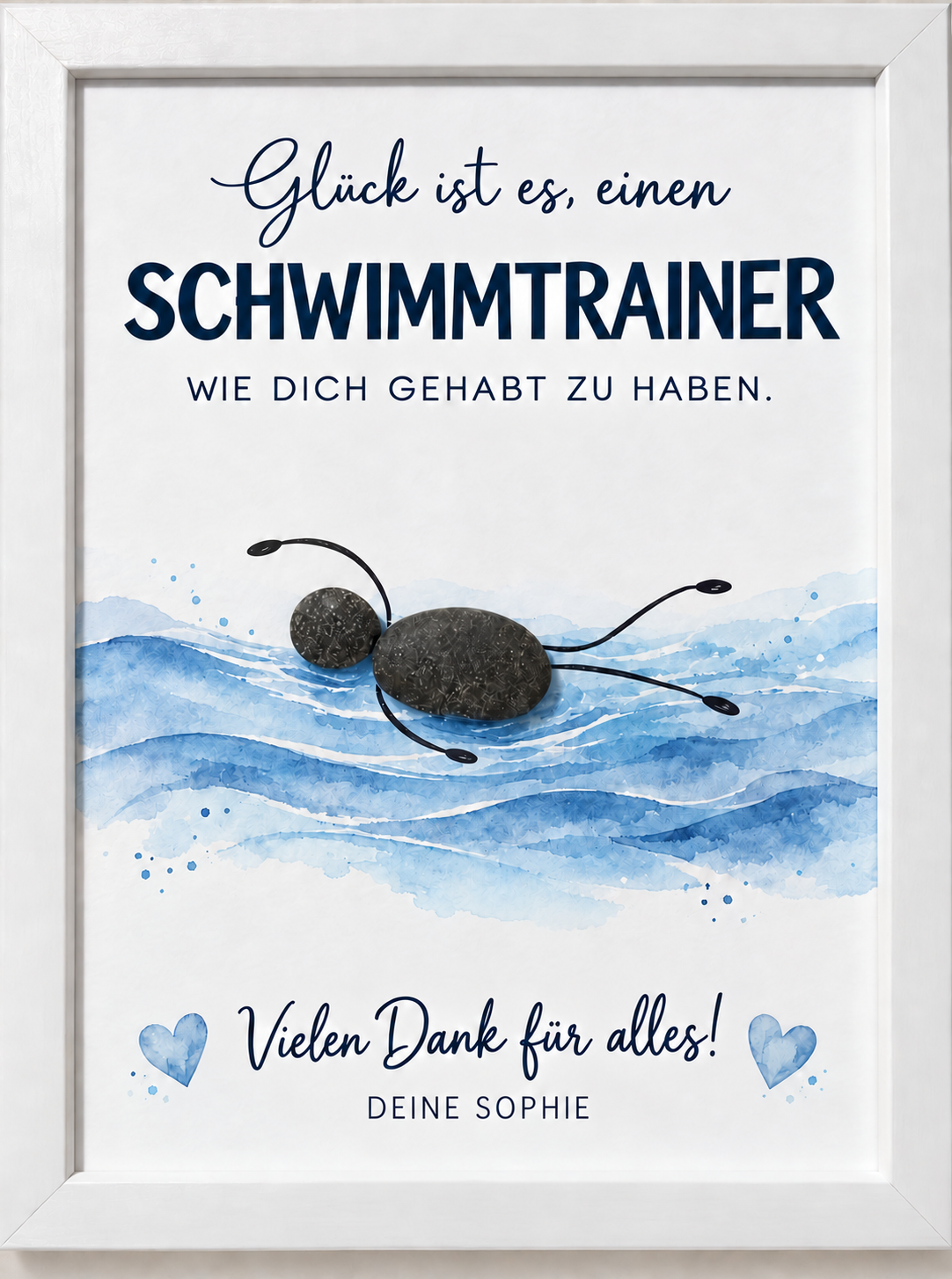 Kieselsteinbild schwimmende Steinfigur im Wasser, personalisierbar mit Namen „Glück ist es, einen Schwimmtrainer wie dich gehabt zu haben. Vielen Dank für alles!“ – personalisierbares Dankeschön-Geschenk für den Schwimmtrainer, handgemachtes Steinbild