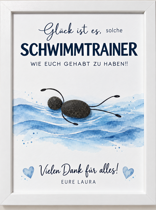 Kieselsteinbild schwimmende Steinfigur im Wasser, personalisierbar mit Namen „Glück ist es, solche Schwimmtrainer wie euch gehabt zu haben!! Vielen Dank für alles!“ – personalisierbares Dankeschön-Geschenk für die Schwimmtrainer, handgemachtes Steinbild