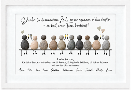 Kieselsteinbild zehn Steinfiguren nebeneinander auf einer Bank, anstoßend mit Sektgläsern, personalisierbar mit Empfänger- und Teamnamen „Danke für die wunderbare Zeit, die wir zusammen erleben durften – du hast unser Team bereichert! Wir werden dich vermissen!“ – personalisierbares Abschiedsgeschenk fürs Team, handgemachtes Steinbild