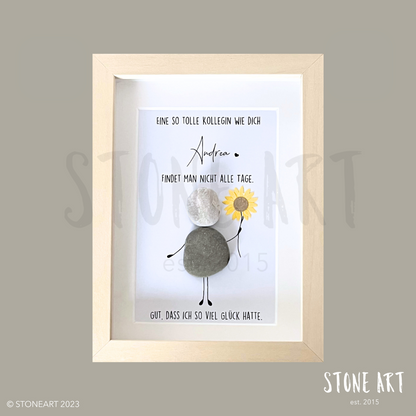 Handgefertigtes Steinbild mit dem Spruch „Eine so tolle Kollegin wie dich findet man nicht alle Tage“, liebevoll arrangiert aus Natursteinen im Bilderrahmen