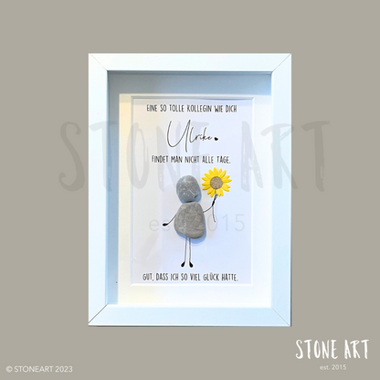 Handgefertigtes Steinbild mit dem Spruch „Eine so tolle Kollegin wie dich findet man nicht alle Tage“, liebevoll arrangiert aus Natursteinen im Bilderrahmen