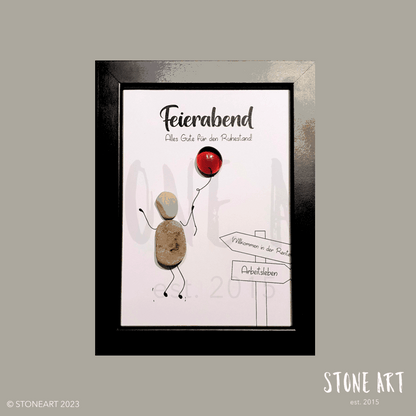 Handgefertigtes Steinbild mit der Aufschrift „Feierabend – Alles Gute für den Ruhestand“ in dekorativem Rahmen, ideales Geschenk zur Pensionierung.