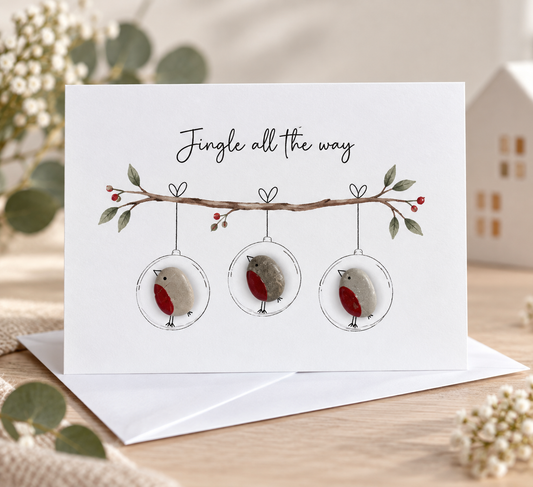 Handgemachte weiße Klappkarte mit Kieselstein, mit Spruch „Jingle all the way" und weihnachtliches Motiv