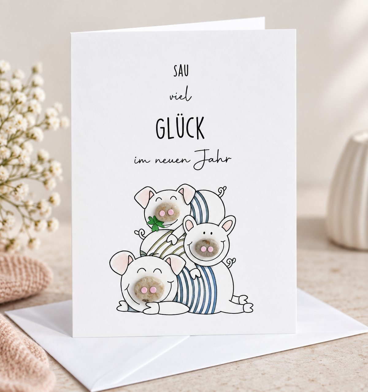 Handgemachte weiße Klappkarte mit Kieselstein, mit Spruch „Sau viel Glück" und Schwein