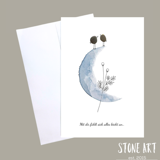 Liebevolle Karte mit Kieselstein-Vögelchen, die leicht und schwebend wirken, dazu der Schriftzug ‚Mit dir fühlt sich alles leicht an