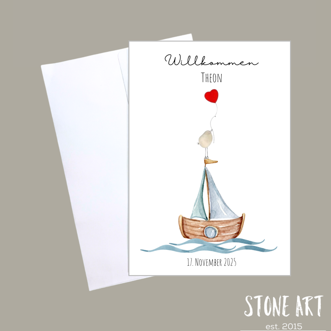 Handgefertigte Glückwunschkarte zur Geburt eines Jungen – Natursteine als Motiv und kleines blaues Boot, hochwertige weiße Klappkarte mit Umschlag.