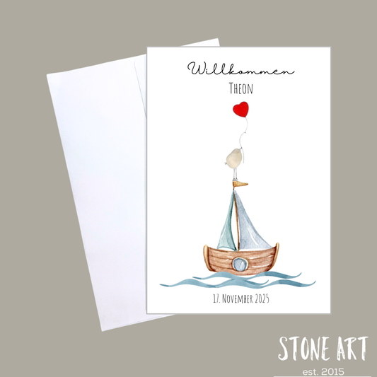 Handgefertigte Glückwunschkarte zur Geburt eines Jungen – Natursteine als Motiv und kleines blaues Boot, hochwertige weiße Klappkarte mit Umschlag.