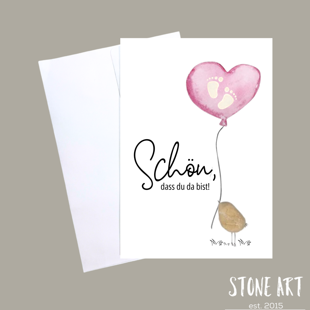 Handgemachte Karte zur Geburt eines Mädchens mit rosa Herzluftballon, Babyfüßen aus Natursteinen und dem Text „Schön, dass du da bist“.