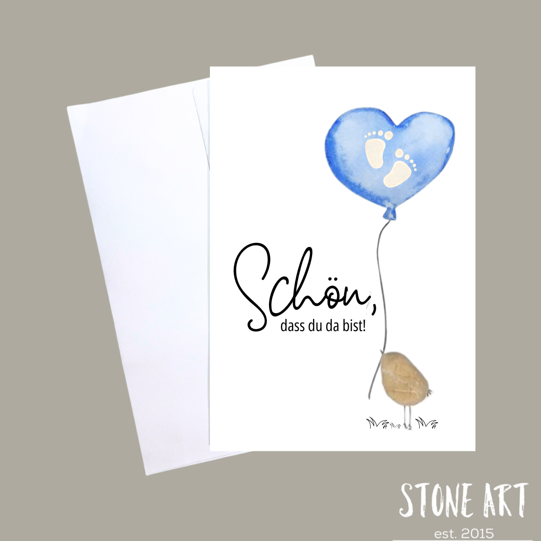 Handgemachte Karte zur Geburt eines Jungen mit blauem Herzluftballon, Babyfüßen aus Natursteinen und dem Text „Schön, dass du da bist“.