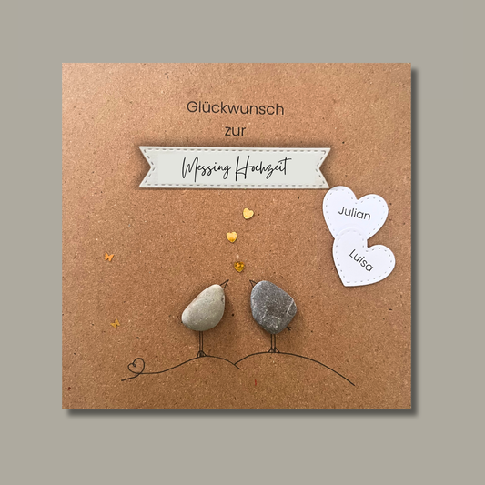 Handgemachte Kraftpapier-Klappkarte mit Kieselstein, mit Spruch „Herzlichen Glückwunsch zur Messinghochzeit"