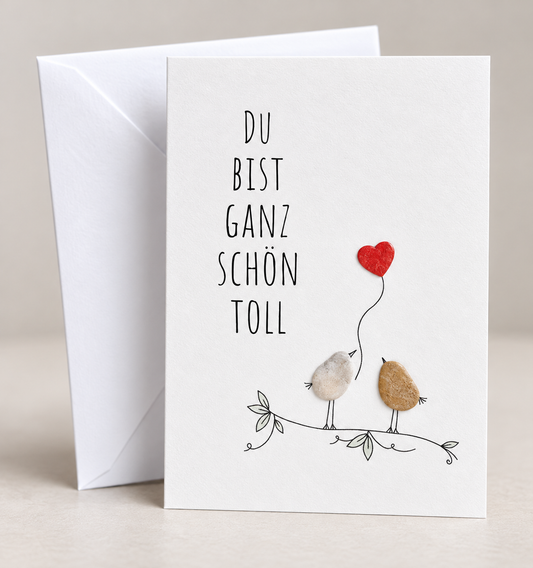 Handgemachte weiße Klappkarte mit Kieselstein, mit Spruch „Du bist ganz schön toll"