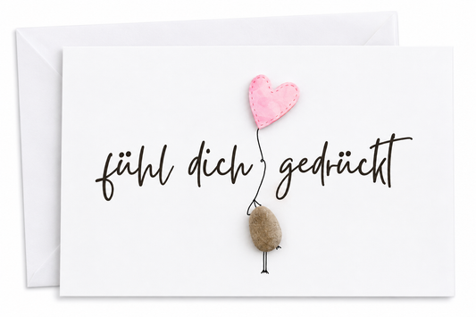 Handgemachte weiße Klappkarte im Querformat mit Kieselstein-Vogel und rosa Herzballon, Schriftzug „fühl dich gedrückt“ – Trostkarte zum Aufmuntern, Grußkarte mit Umschlag