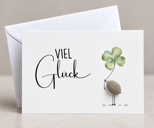 Handgemachte weiße Klappkarte mit Kieselstein, mit Spruch „Viel Glück" und Kleeblatt