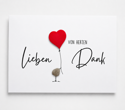 Handgemachte weiße Klappkarte mit Kieselstein, mit Spruch „Von Herzen lieben Dank"