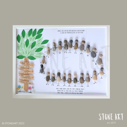 Steinbild mit Baum und Steinfiguren die im Kreis stehen 