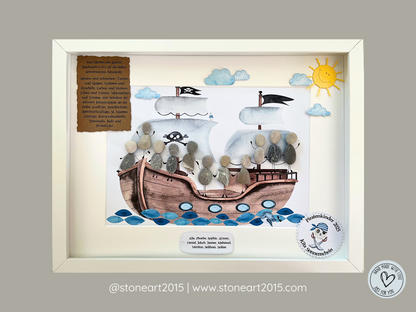 Handgefertigtes Steinbild mit Piratenschiff-Motiv – kreatives Abschiedsgeschenk für Kinder zum Ende der Kindergartenzeit.