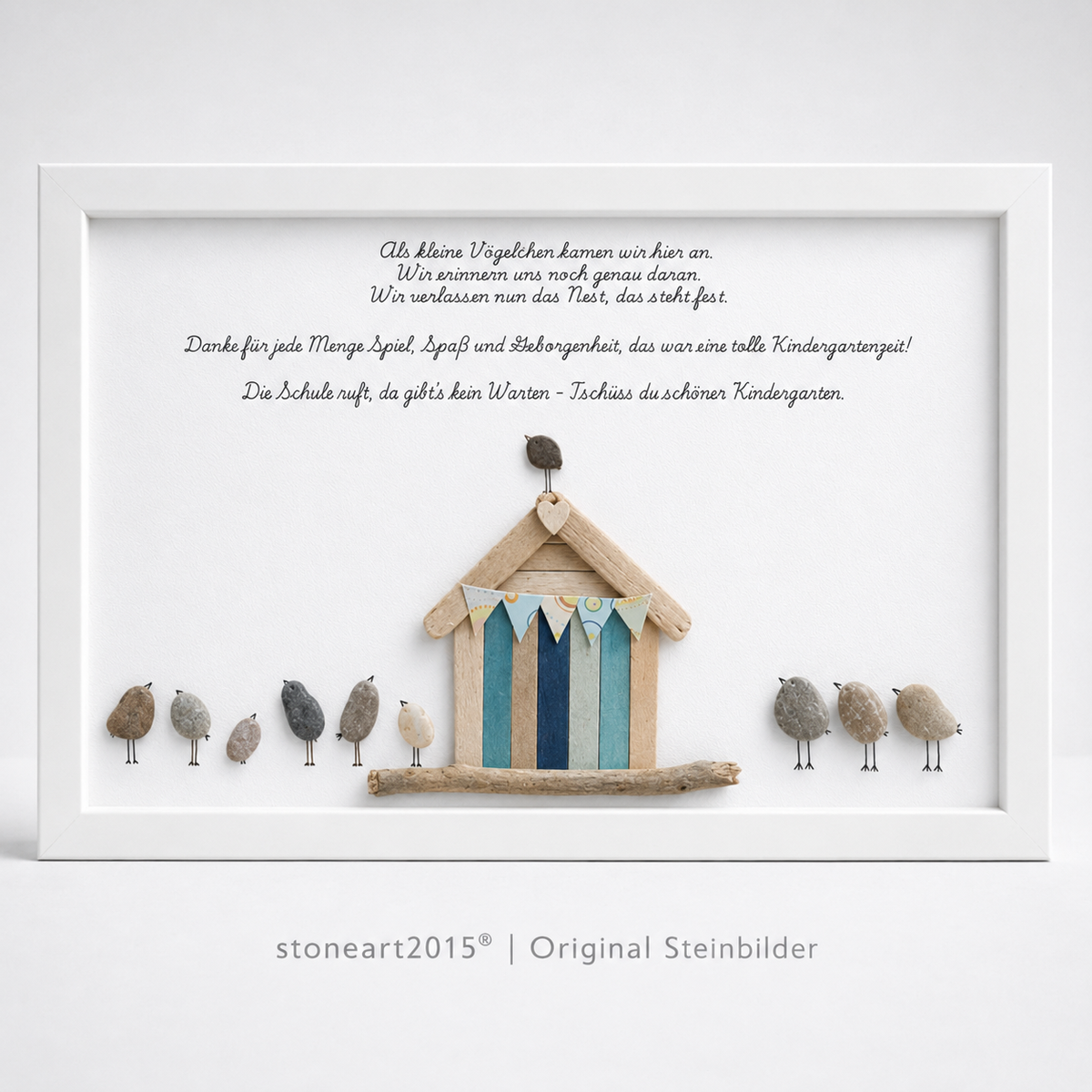 Kieselsteinbild Vogelhaus mit Kieselstein-Vögeln „Als kleine Vögelchen kamen wir hier an“ – Abschiedsgeschenk Kindergarten, handgemachtes Steinbild