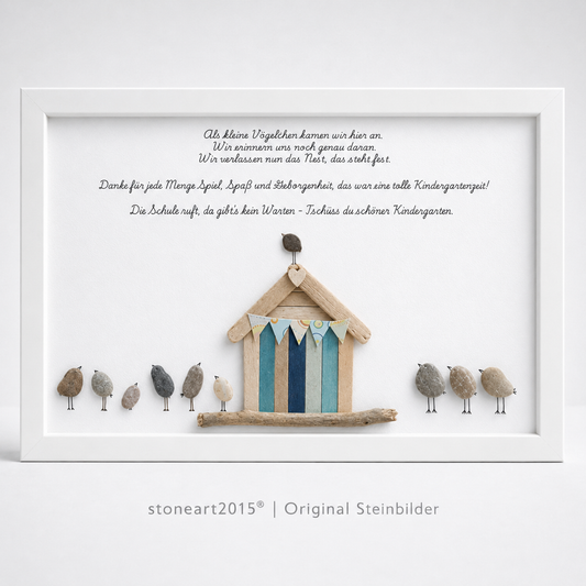 Kieselsteinbild Vogelhaus mit Kieselstein-Vögeln „Als kleine Vögelchen kamen wir hier an“ – Abschiedsgeschenk Kindergarten, handgemachtes Steinbild