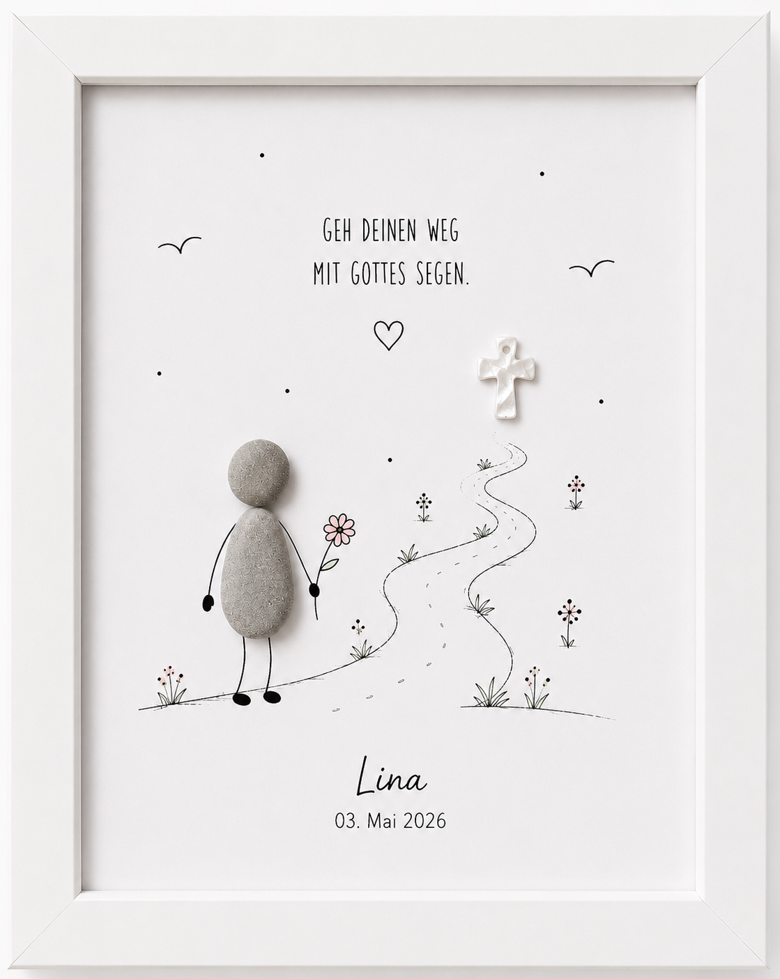 Kieselsteinbild Steinfigur mit Blume neben geschwungenem Weg und Kreuz-Anhänger, personalisierbar mit Name und Datum „Geh deinen Weg mit Gottes Segen“ – Geschenk zur Kommunion und Konfirmation, handgemachtes Steinbild