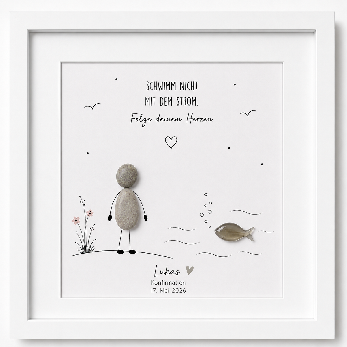 Kieselsteinbild Steinfigur am Wasser mit Fisch-Anhänger, personalisierbar mit Name und Datum „Schwimm nicht mit dem Strom. Folge deinem Herzen.“ – Geschenk zur Konfirmation, handgemachtes Steinbild