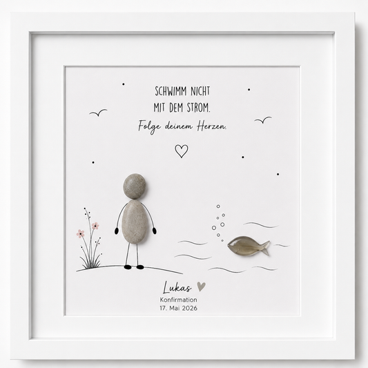 Kieselsteinbild Steinfigur am Wasser mit Fisch-Anhänger, personalisierbar mit Name und Datum „Schwimm nicht mit dem Strom. Folge deinem Herzen.“ – Geschenk zur Konfirmation, handgemachtes Steinbild