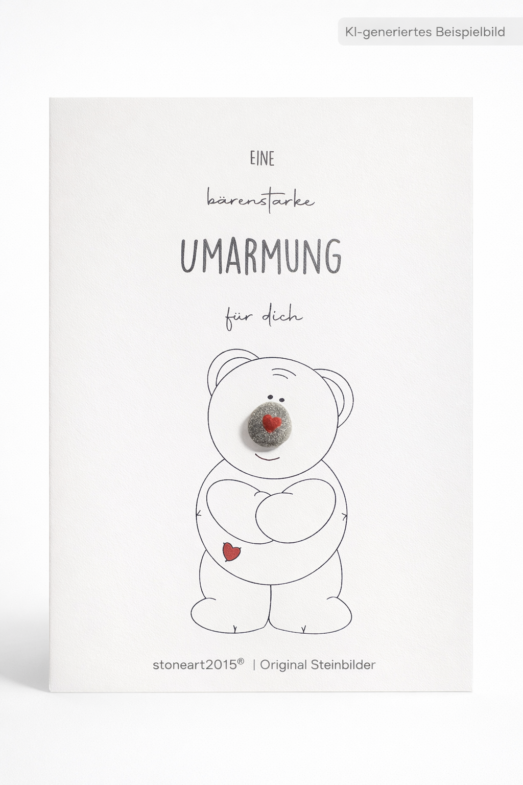 Handgemachte weiße Klappkarte mit Kieselstein, mit Spruch „Eine bärenstarke Umarmung für dich" und Bär